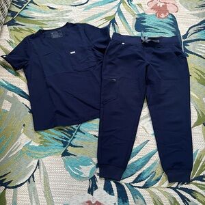 🦋🦋 Navy Blue FIGS scrub set size medium